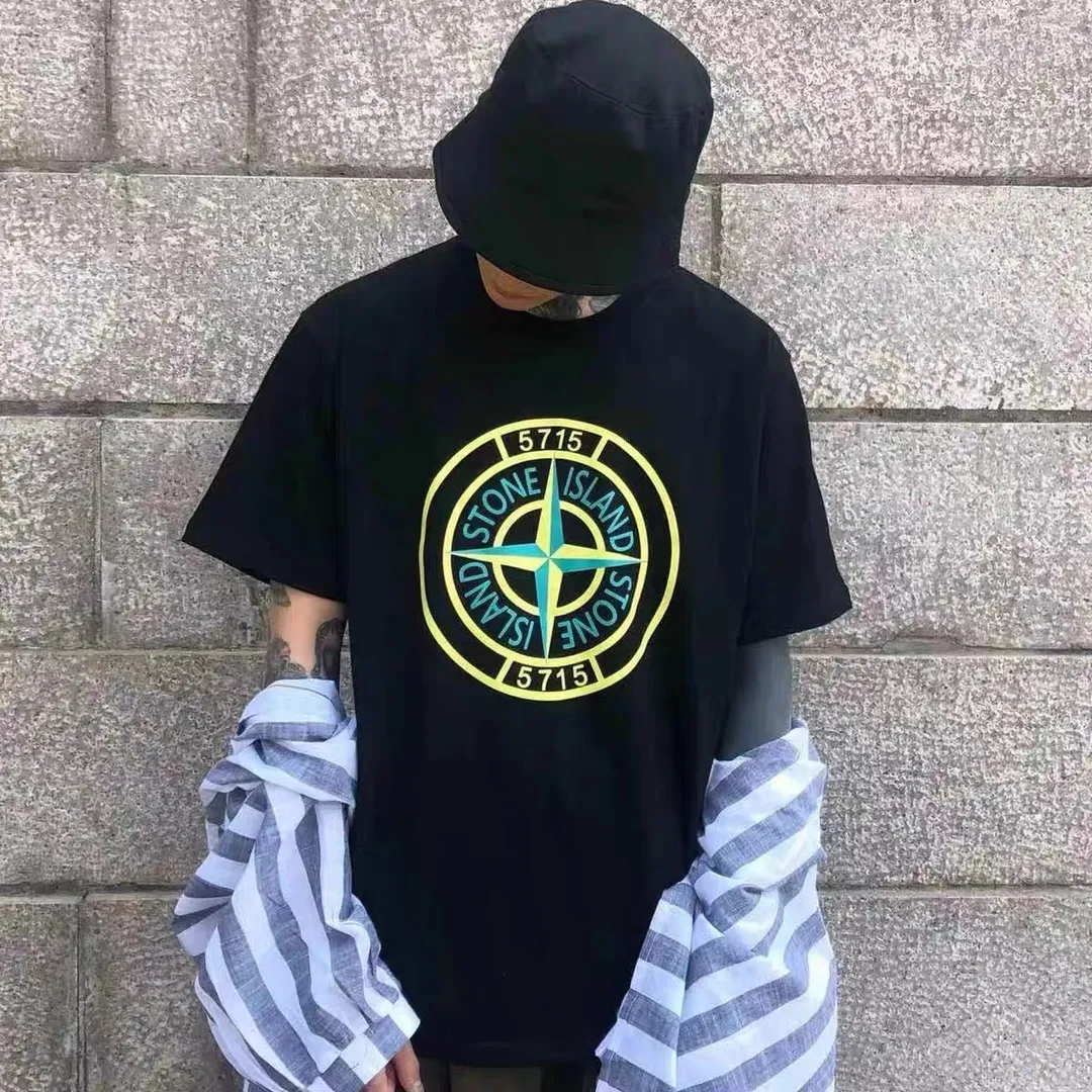 W631#P110💰 [Stone lsland/Stone Island summer new compass 5715 printed pattern short-sleeved T-shirt] ⚠️[Original creation with high control of details] - Made of 260 grams of combed cotton 32 count double yarn, soft and comfortable to the touch, sweat-absorbent and breathable. - Simple basic and versatile style, original quality, the first choice for couples. - Made in a large factory, four needles and five threads on the shoulder, neatly arranged, high quality workmanship. - Same style for men and women. Very versatile, one piece for everyone, details are clearly visible. Color: Black White Size: M L